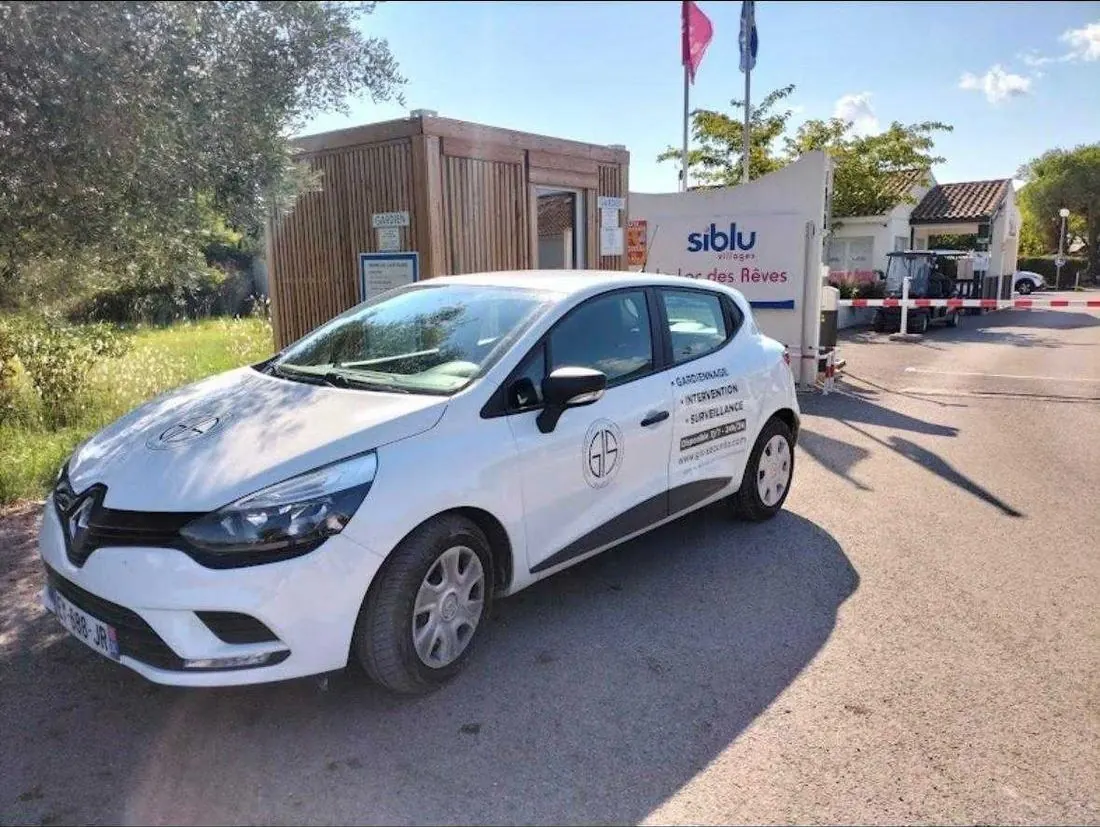 Véhicule d’intervention GIS Sécurité à l’entrée d’un camping client