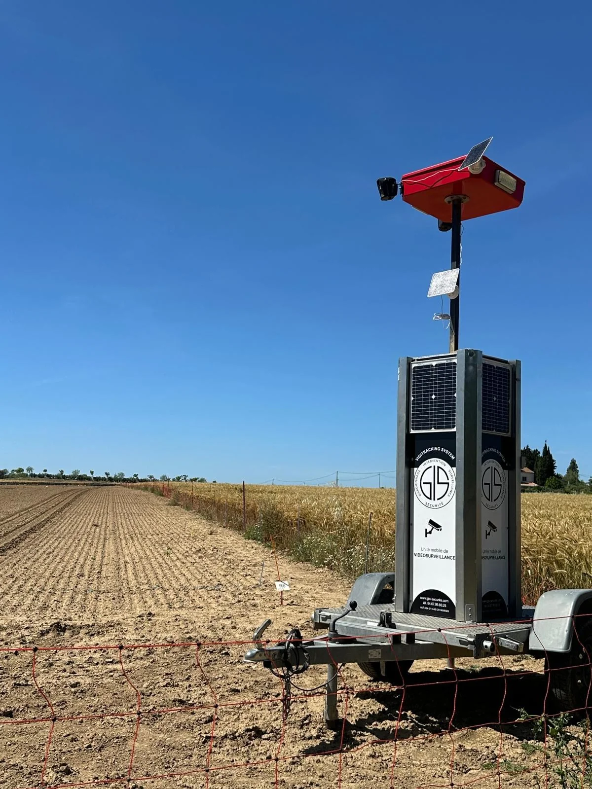 Tour de surveillance autonome GIS Sécurité installée en bordure de parcelle agricole