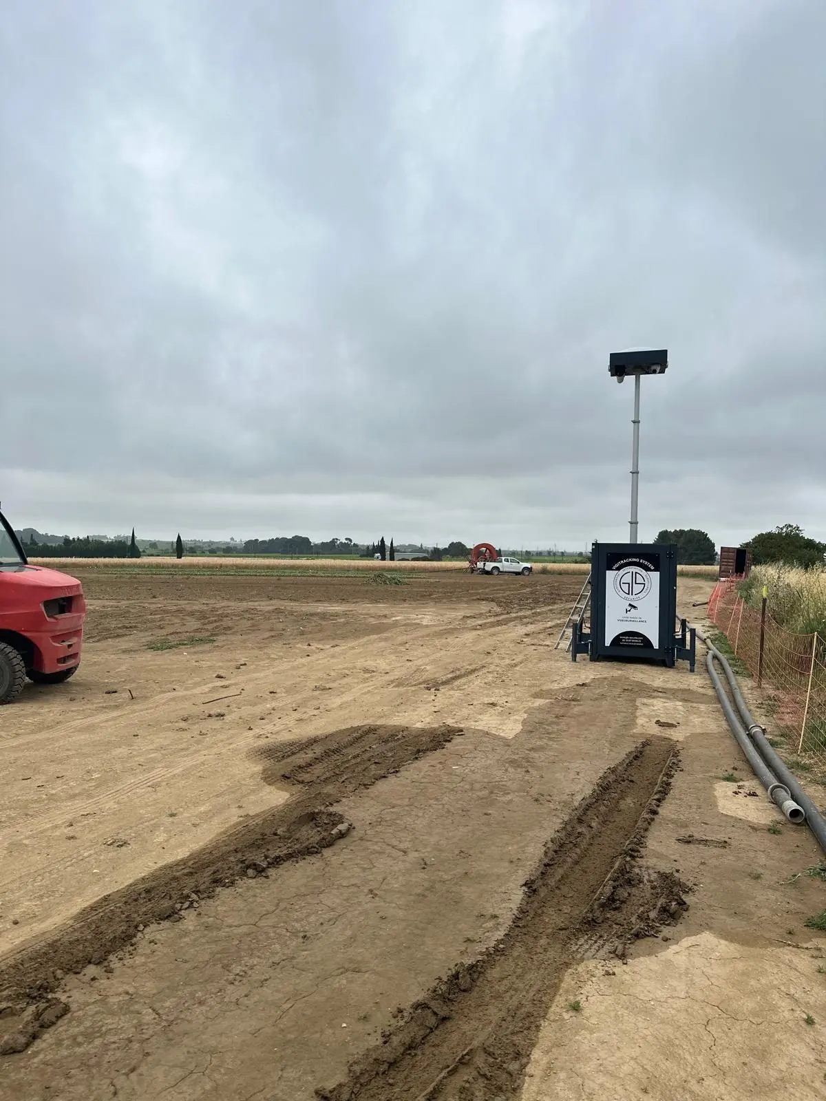 Tour de surveillance GIS Sécurité avec mât télescopique déployé sur un terrain client